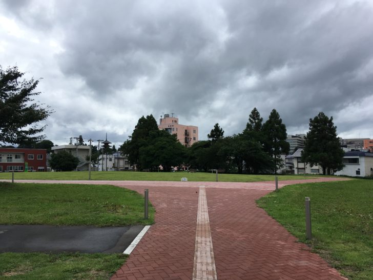 れんが倉庫美術館の広場