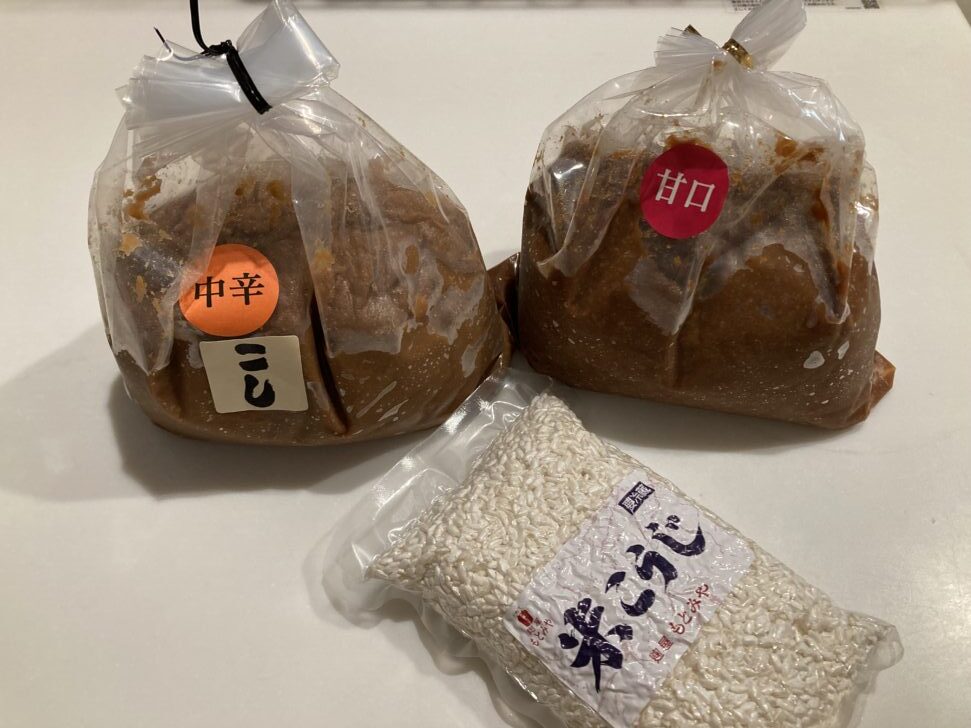 麹屋もとみやで購入した味噌と米麹